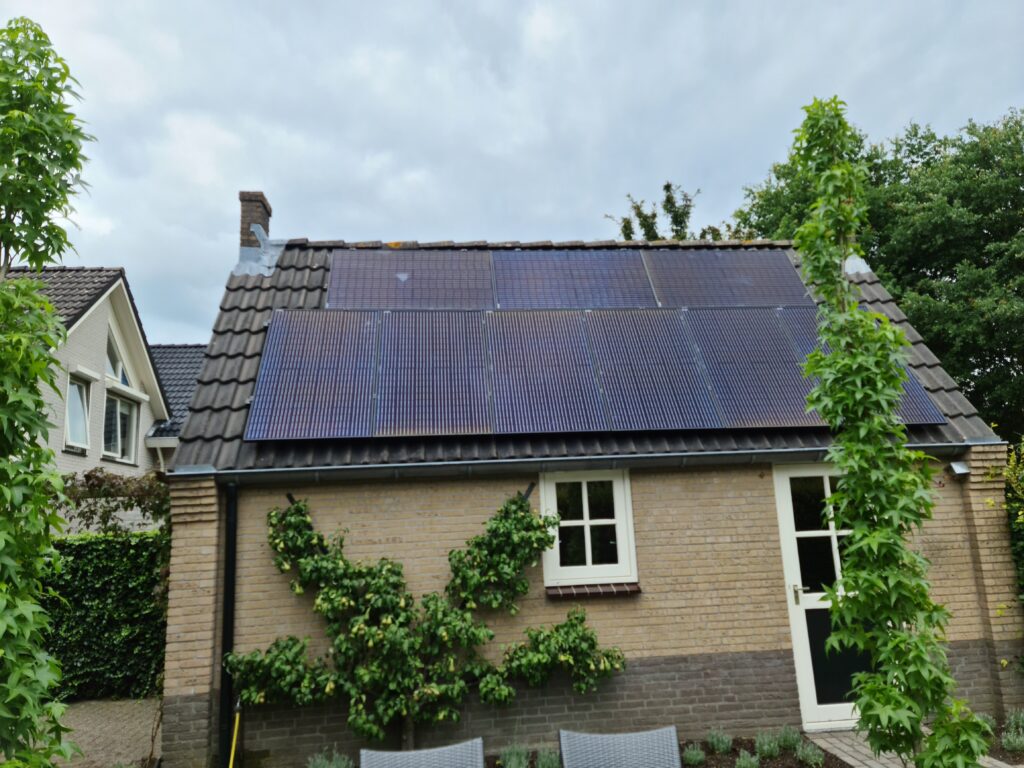 Zonnepanelen op woning installeren is een van onze diensten